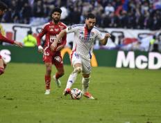 IM体育下载-里昂客场击败昂热，法甲一线球队表现稳定