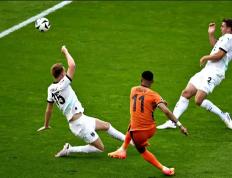 IM体育平台-包含波兰队力克法国队，波尔统治全场的词条