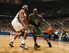 IM体育-篮球世界的双重奏，北京掀翻尼克斯，詹姆斯在排名战中接管比赛