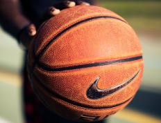 IM体育社区互动入口-铁壁与孤星，当团队碾压遭遇个人统治—记中奥之战的双重叙事