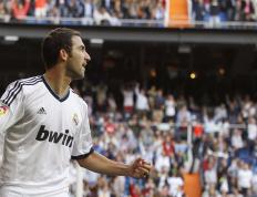 IM体育-赛道上的双重奏鸣，雷诺完美战术击溃阿斯顿·马丁，维斯塔潘展现王者气势