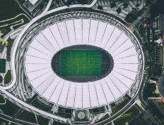 IM体育在线注册-里昂末节风暴席卷梅阿查，莫德里奇火力全开—老将不老，唯有传奇