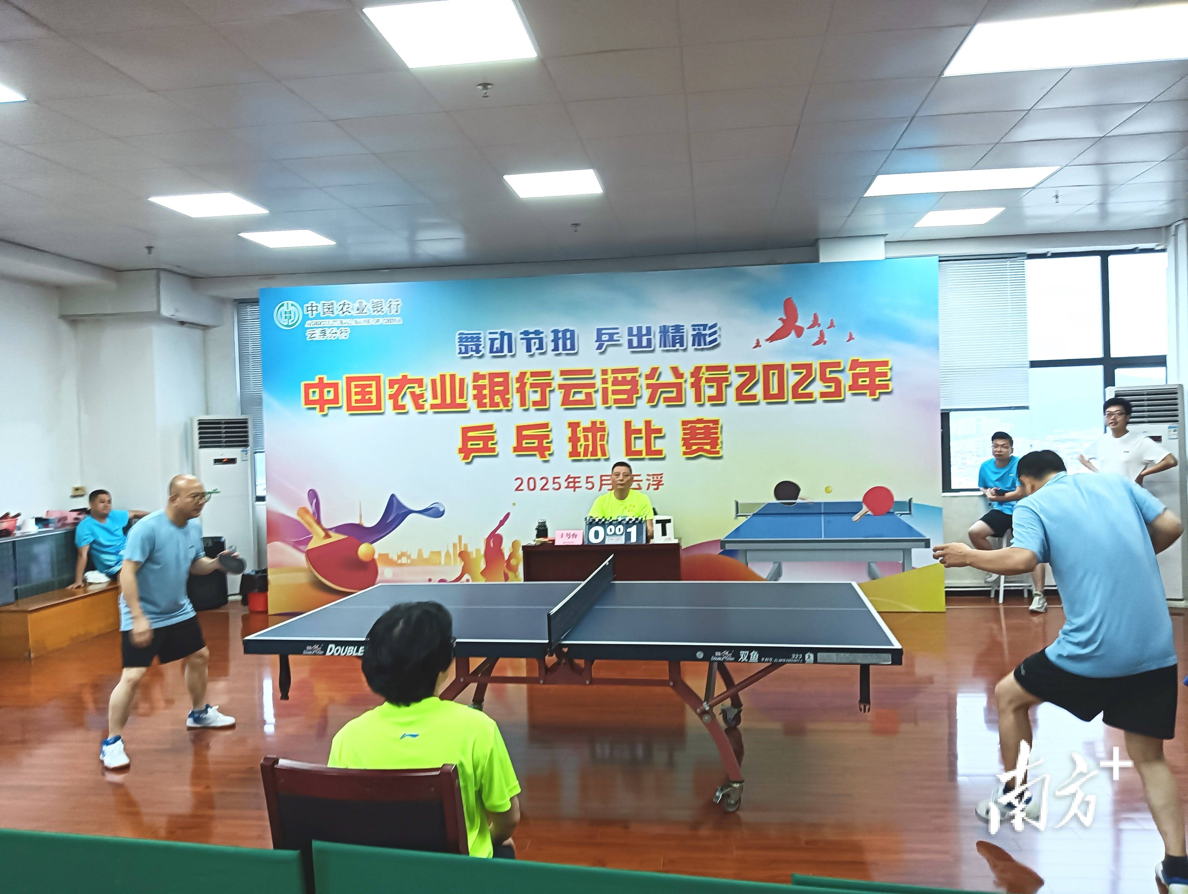 IM体育官网-精湛球技引球迷喝彩，众人沉迷其中的简单介绍