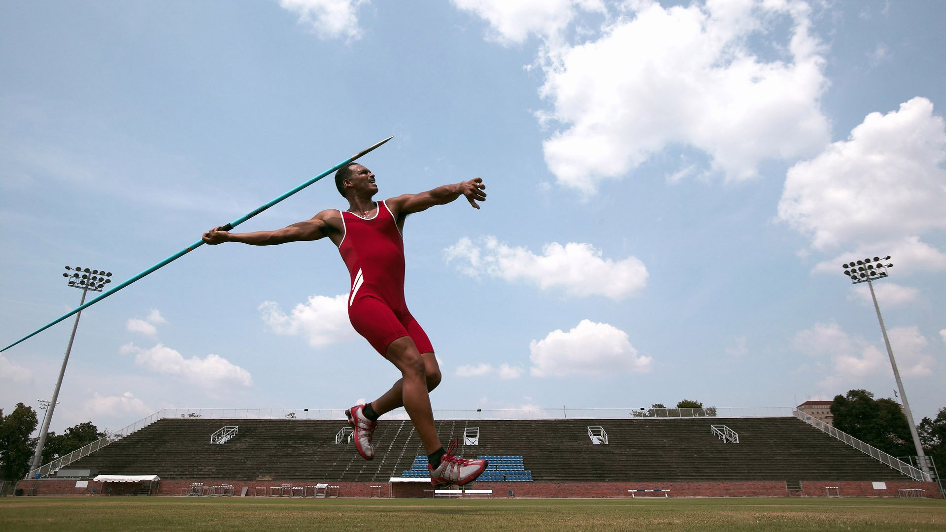 IM体育下载-赛道与球场，布克在F1新赛季揭幕战之夜的制胜表现