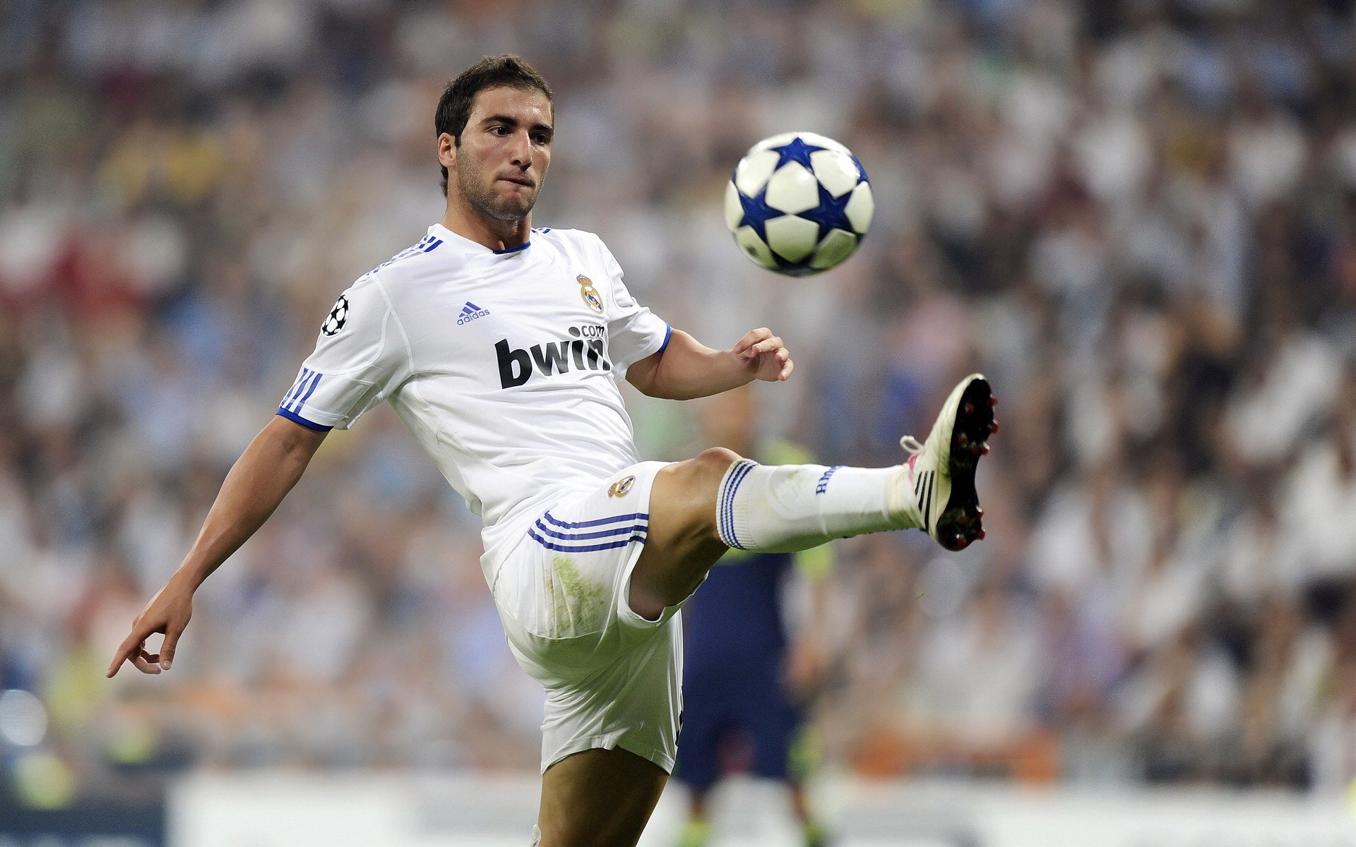 IM体育社区互动入口-铁血丹麦加时绝杀，富安健洋攻防一体成全场焦点