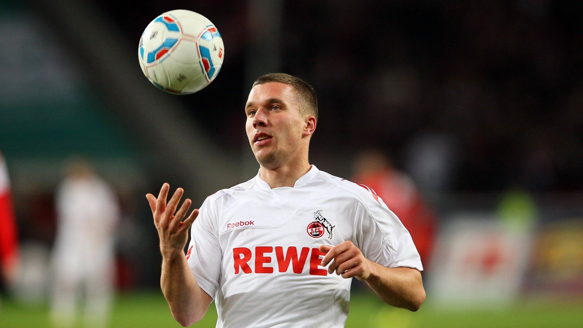 IM体育官方网-姆巴佩独造三球导演逆转,曼联火力全开压制尼斯彰显欧冠野心